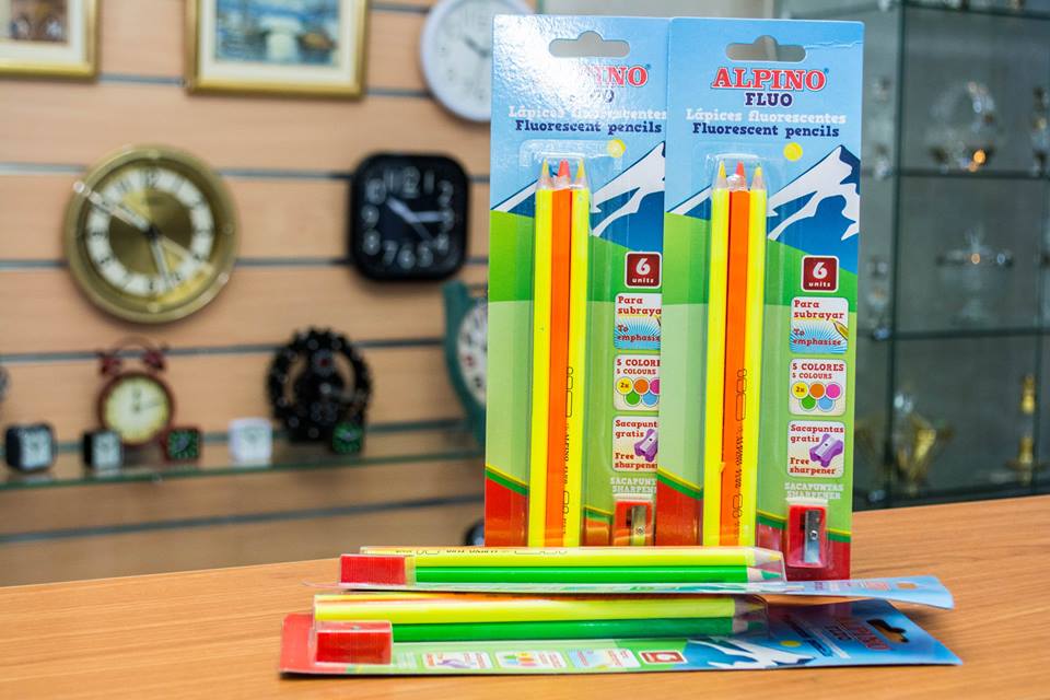 Set of 6 fluorescent coloured pencils (+ sharpener)