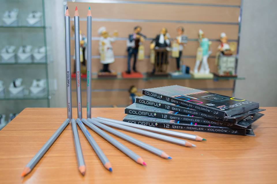 Set of 12 coloured pencils Colourful